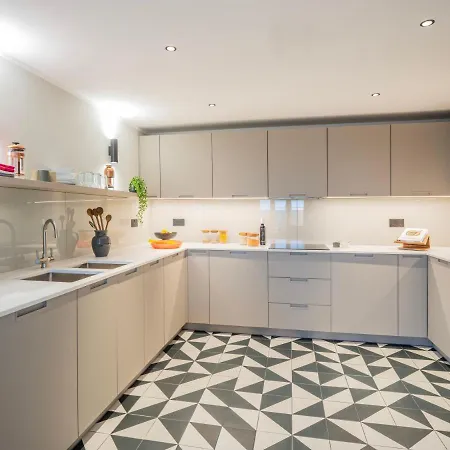 Stylish Studios, Southfields Station - Sk *