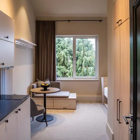 Stylish Studios, Southfields Station - Sk *