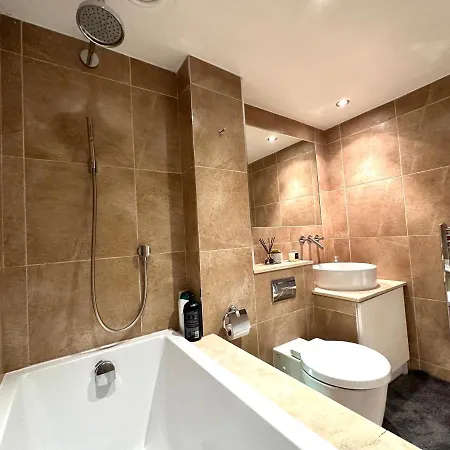 Apartment Deluxe Penthouse Riverside View 2 Bedroom Flat With Lift - Old Industrial Factory Warehouse *