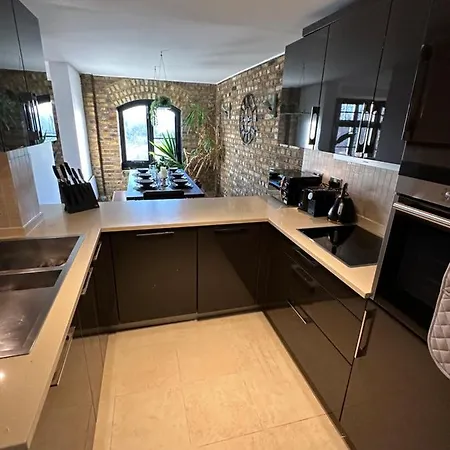 Deluxe Penthouse Riverside View 2 Bedroom Flat With Lift - Old Industrial Factory Warehouse London