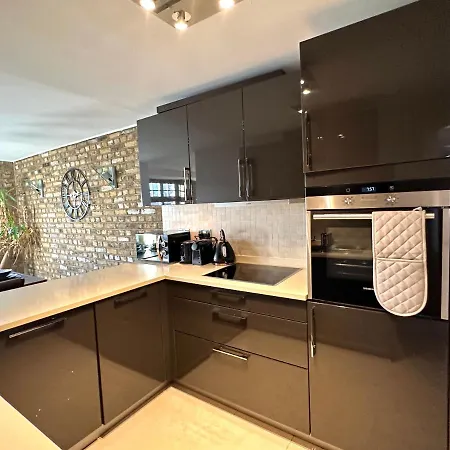 Appartement Deluxe Penthouse Riverside View 2 Bedroom Flat With Lift - Old Industrial Factory Warehouse *