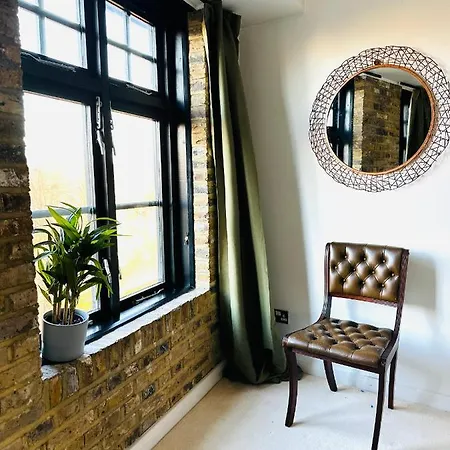 Deluxe Penthouse Riverside View 2 Bedroom Flat With Lift - Old Industrial Factory Warehouse London