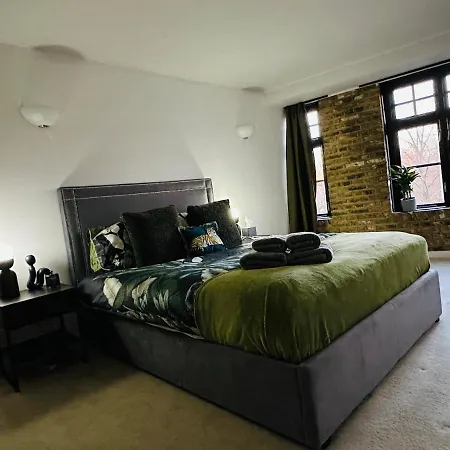 Apartment Deluxe Penthouse Riverside View 2 Bedroom Flat With Lift - Old Industrial Factory Warehouse *