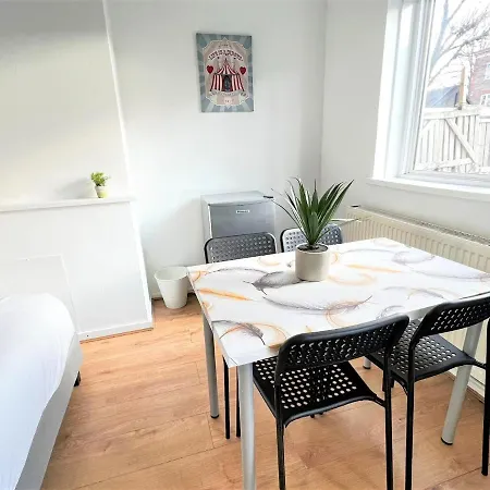Stepney 17 Double Bedrooms *