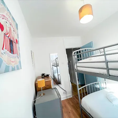 Stepney 17 Double Bedrooms Guest house *