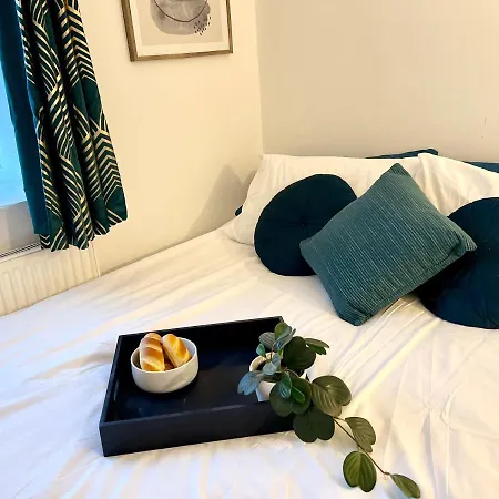 Cosy Trio: Flexible Near Mall With Parking London