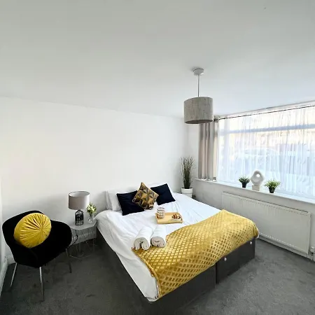 Holiday home Cosy Trio: Flexible Near Mall With Parking *