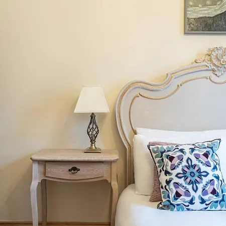 Stone Built Vintage Chic House In The Heart Of Knightsbridge *