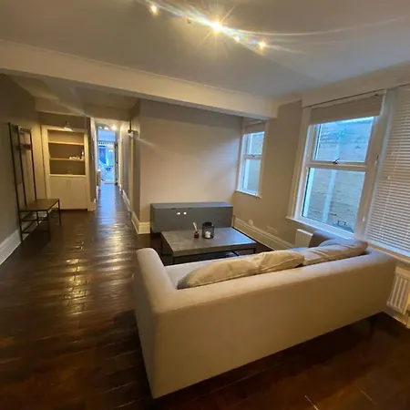Spacious 2-bed * London