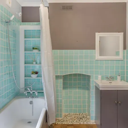 Spacious 5 Bedroom House With Garden + Parking - Amazing Location Holiday home London