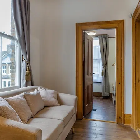 Spacious 5 Bedroom House With Garden + Parking - Amazing Location *