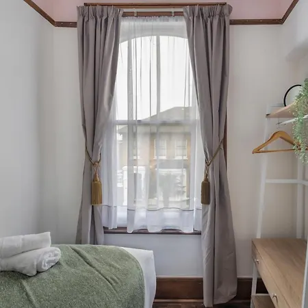 Spacious 5 Bedroom House With Garden + Parking - Amazing Location Holiday home London