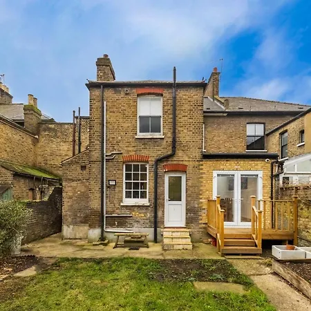 Spacious 5 Bedroom House With Garden + Parking - Amazing Location