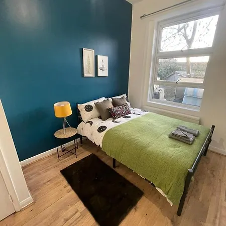 Contemporary Private Near Central * London