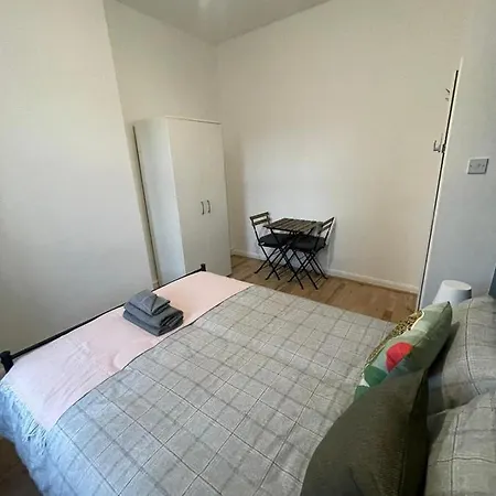 Contemporary Private Near Central Homestay London