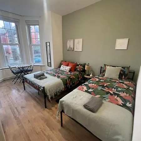 Contemporary Private Near Central * London