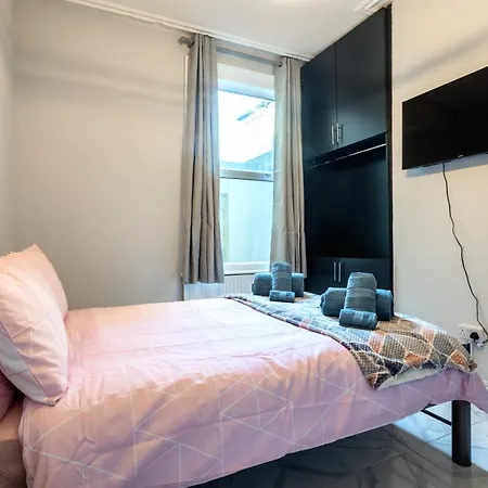 Amazing 3 Bedroom, 2 Bathroom, Ground Floor Flat With Garden, Near Train Station And Bus Stop Villa