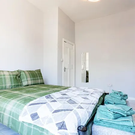 Amazing 3 Bedroom, 2 Bathroom, Ground Floor Flat With Garden, Near Train Station And Bus Stop Villa