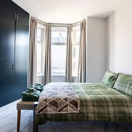Amazing 3 Bedroom, 2 Bathroom, Ground Floor Flat With Garden, Near Train Station And Bus Stop