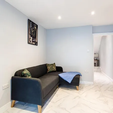 Villa Amazing 3 Bedroom, 2 Bathroom, Ground Floor Flat With Garden, Near Train Station And Bus Stop
