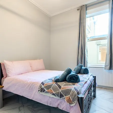 Amazing 3 Bedroom, 2 Bathroom, Ground Floor Flat With Garden, Near Train Station And Bus Stop *
