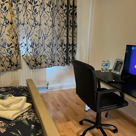 Park View Serviced - Next To Northolt Tube Station - Near London & Wembley *