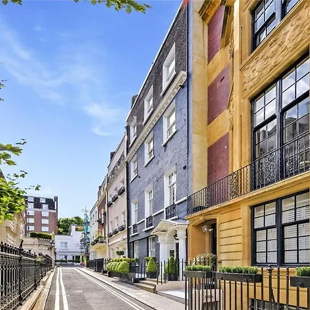 Famous Piccadilly Circus Apartment