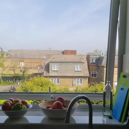 Bright & Lovely & Apartment Whetstone