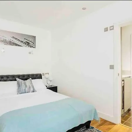 Canary Wharf Luxury Apartment London