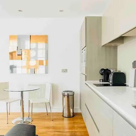Canary Wharf Luxury Apartment London