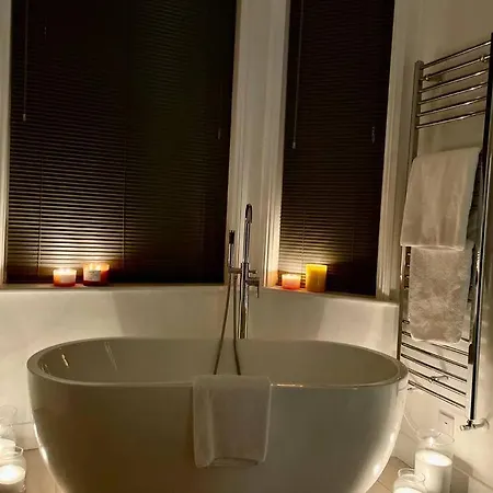 Chelsea Posh Apartment