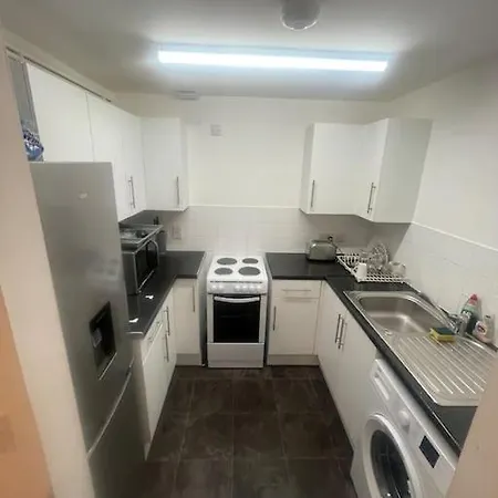 Lovely Spacious Entire 1 Bedroom - New Management Apartment London
