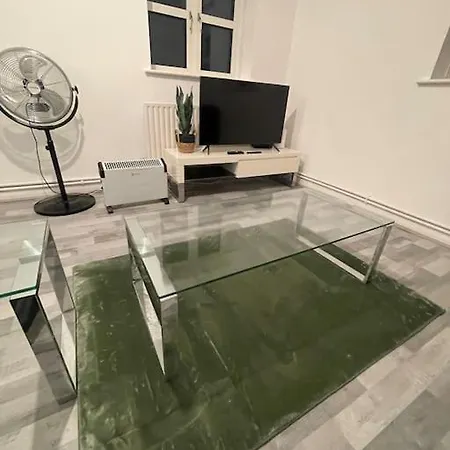 Lovely Spacious Entire 1 Bedroom - New Management London