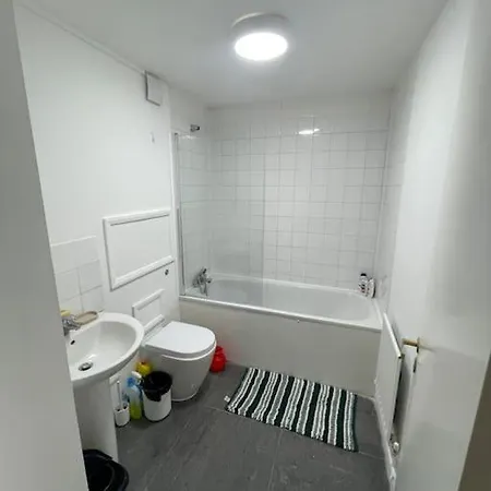 Lovely Spacious Entire 1 Bedroom - New Management * London