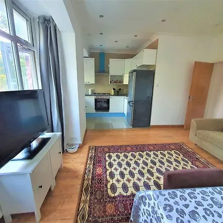 2 Bedroom Flat - Travel Direct To Heathrow/central Apartment *