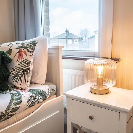4 Bedroom Flat With High Speed Wi-fi In North Acton, Ealing, West Apartment