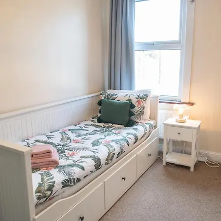 4 Bedroom Flat With High Speed Wi-fi In North Acton, Ealing, West *