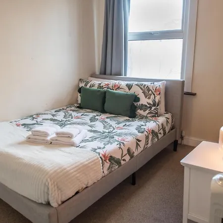 4 Bedroom Flat With High Speed Wi-fi In North Acton, Ealing, West Apartment London