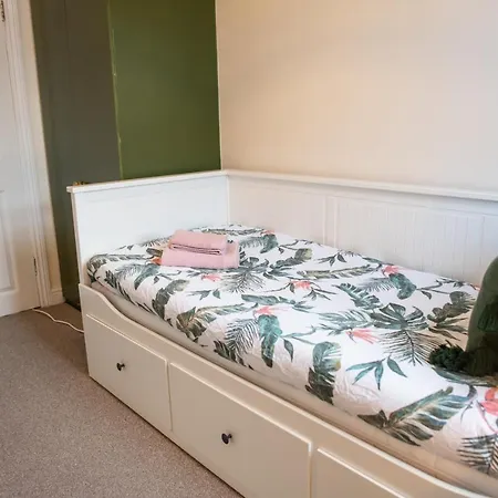 Apartment 4 Bedroom Flat With High Speed Wi-fi In North Acton, Ealing, West London