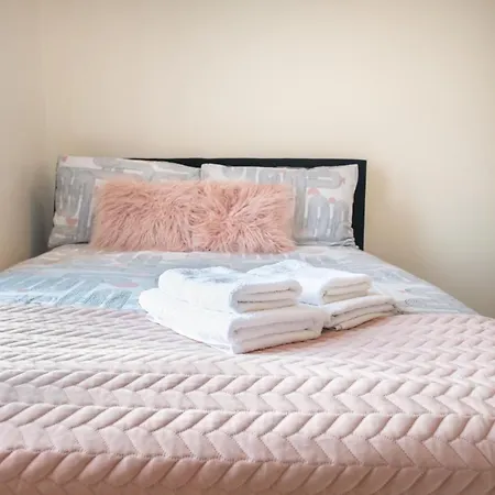 4 Bedroom Flat With High Speed Wi-fi In North Acton, Ealing, West * London