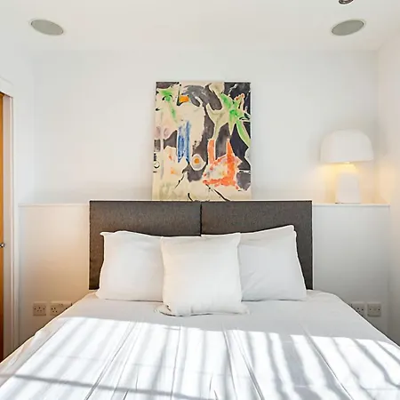 Elegant 3 Bed In Earl's Court Apartment London