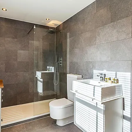Elegant 3 Bed In Earl's Court Apartment