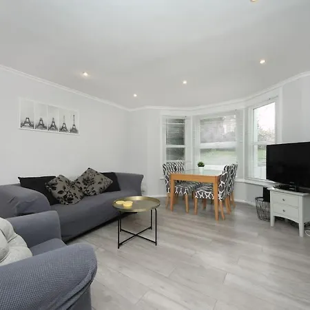 Garden Flat * Ealing