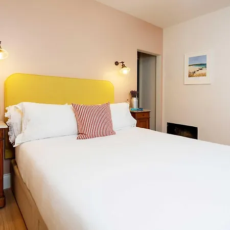 Veeve - Mellow Yellow By Holland Park Apartment