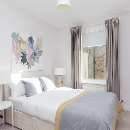 Newly Renovated Large 4/5 Bedroom Victorian Terrace House With Garden. *