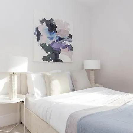Newly Renovated Large 4/5 Bedroom Victorian Terrace House With Garden. London
