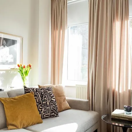 Newly Renovated Large 4/5 Bedroom Victorian Terrace House With Garden. *