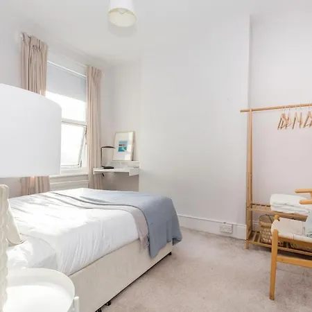 Holiday home Newly Renovated Large 4/5 Bedroom Victorian Terrace House With Garden.