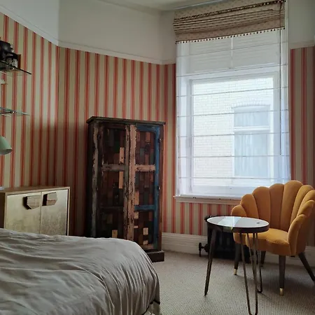 Luxury Artist In Apartment London