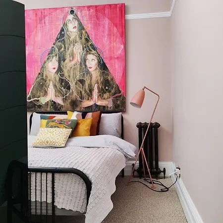 Luxury Artist In Apartment London
